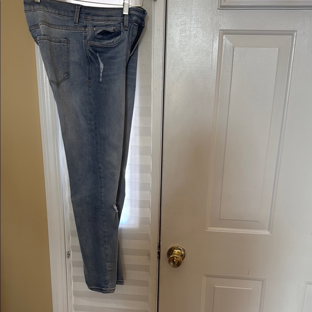 Kensie Blue Straight Leg Jeans with Structured Silhouette